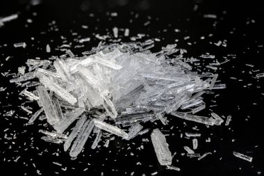 Siyah arkaplan üzerindeki kristallerin makro görüntüsü