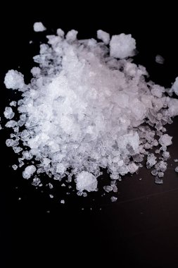 Siyah arkaplan üzerindeki kristallerin makro görüntüsü