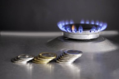 Siyah zemin üzerinde bozuk paralar olan gaz sobası