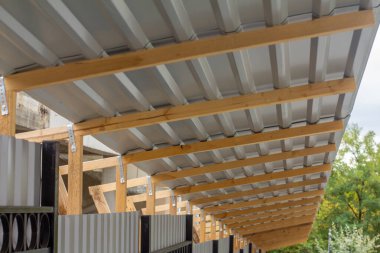 Ahşap Rafterler, Dış İnşaat Detayları, Bina Güneşliği ve Barınak Tasarımı Destekleyici Metal Sayfalar Altında Tepe Görünümü