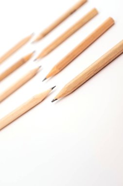 Kalemler beyaz arkaplanda izole edildi, kapat