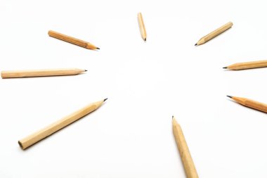 Kalemler beyaz arkaplanda izole edildi, kapat