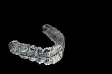 Görünmez diş hizalayıcıları siyah arkaplanda izole edildi. Dişler ve parantez. ortodontik ortodonti.