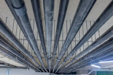 Yeraltı elektrik tesisatı ya da endüstriyel fabrika şantiyesindeki su tesisatı tesisatı için zemindeki birçok HDPE boru yığını.