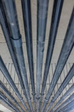 Yeraltı elektrik tesisatı ya da endüstriyel fabrika şantiyesindeki su tesisatı tesisatı için zemindeki birçok HDPE boru yığını.