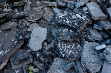 Kırık beton ve asfalt moloz yığını