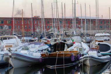 Limanda demirlemiş yat ve marina manzarası çok güzel.