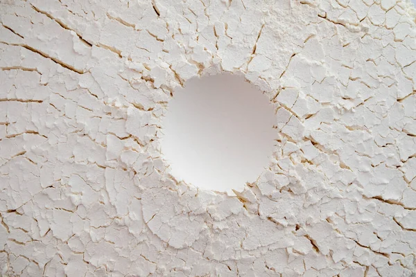 Çatlak beyaz un yüzeyindeki merkezi dairesel girinti, soyut fırın malzemesi arka planı, hamur hazırlama görsel, gıda dokusu tasarım elementi