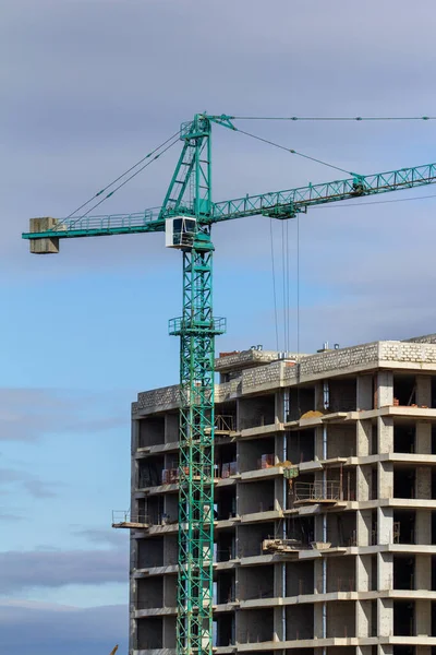 Konut binasının inşaatı. Vinçli inşaat alanı