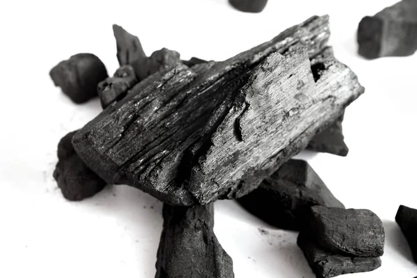 Siyah kömür beyaz arkaplanda izole edildi, kapat