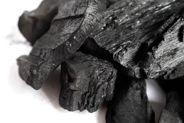 Siyah kömür beyaz arkaplanda izole edildi, kapat