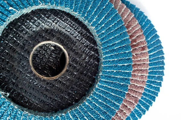 Metal öğütme ve yüzey bitirme için aşındırıcı flap diskler, beyaz arka planda düzenlenmiş. Endüstriyel tasarım ve araç katalogları için ideal,