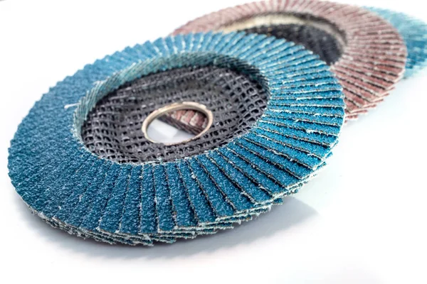 Metal öğütme ve yüzey bitirme için aşındırıcı flap diskler, beyaz arka planda düzenlenmiş. Endüstriyel tasarım ve araç katalogları için ideal,