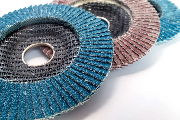 Metal öğütme ve yüzey bitirme için aşındırıcı flap diskler, beyaz arka planda düzenlenmiş. Endüstriyel tasarım ve araç katalogları için ideal,