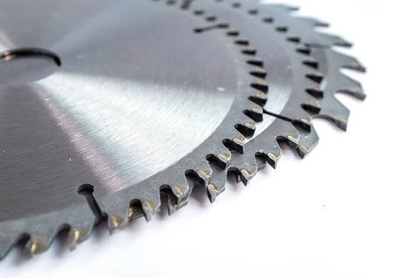 Beyaz arkaplanı kesmek için dairesel testere