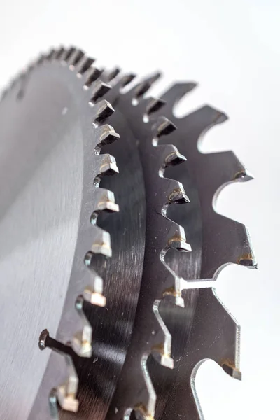 Bir testere bıçağına yaklaş. beyaz arkaplanda izole