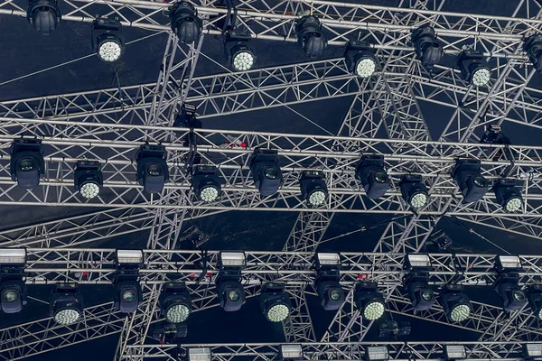 Sayısız Sahne Işıkları ve Alüminyum Kiriş Yapısı