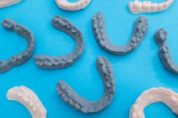 Renkli bir arka planda şeffaf plastik diş hizalayıcıları. Ortodontik silikon çalıştırıcı dikey pankart. Görünmez diş teli reklamı. Tıbbi web konsepti. Artıları, eksileri hizala.