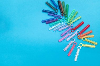 Renkli bir arka planda şeffaf plastik diş hizalayıcıları. Ortodontik silikon çalıştırıcı dikey pankart. Görünmez diş teli reklamı. Tıbbi web konsepti. Artıları, eksileri hizala.