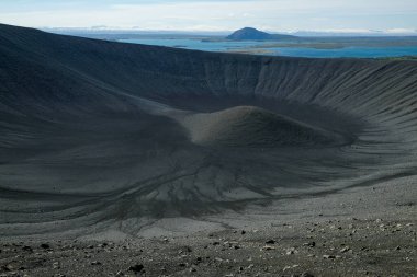 Volkanik krater manzarası bazalt kayalar, doğal jeolojik oluşum