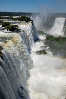 Iguazu Şelalesi Şelale Sistemi, seyahat ilhamı ve eko-turizm tanıtımı için doğal harikalar, yağmur ormanı manzaralı dramatik çağlayan su 