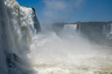 Iguazu Şelalesi Şelale Sistemi, seyahat ilhamı ve eko-turizm tanıtımı için doğal harikalar, yağmur ormanı manzaralı dramatik çağlayan su 