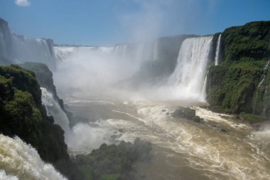 Iguazu Şelalesi Şelale Sistemi, seyahat ilhamı ve eko-turizm tanıtımı için doğal harikalar, yağmur ormanı manzaralı dramatik çağlayan su 