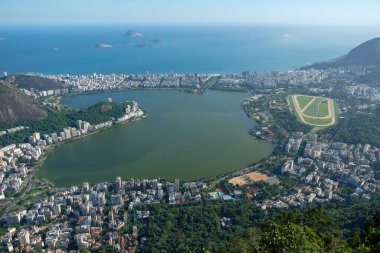 Göl ve çevresindeki dağlarla şehir manzarası