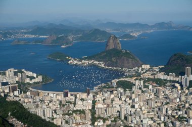 Suya ve dağlara tepeden bakan şehir manzarası