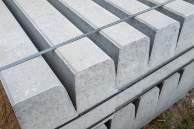 Yere düzgün yerleştirilmiş beton bloklar