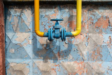 Mavi valf dokulu duvardaki sarı boruya bağlı.