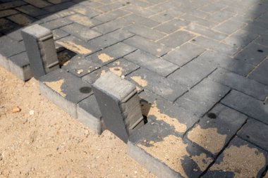 Şantiyede düzgünce dizilmiş taş parçaları.