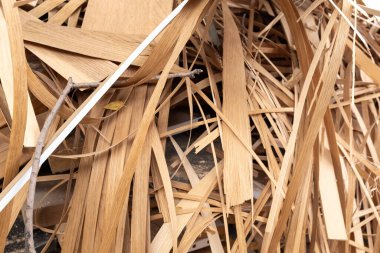 Dağınık ahşap ve karton parçaları düzensiz.