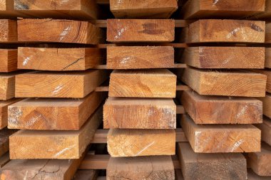 Depoda düzgünce dizilmiş ahşap tahtalar.