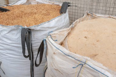 Farklı tahıllarla dolu iki büyük torba.