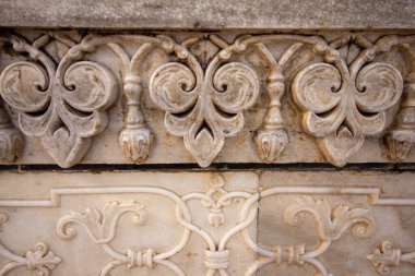 Hindistan, Agra 'daki Itmad-ud-Daula' nın mezarının içinde mermer oymalar, işlemeli desenler ve mermer bir ekran var. Mimari detay ve tarihsel yeniden yapılanma için mükemmel bir referans