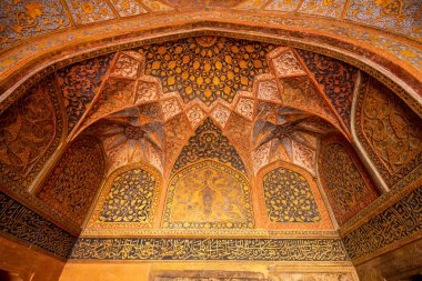 Karmaşık desenler ve canlı renkler içeren dekoratif tavan