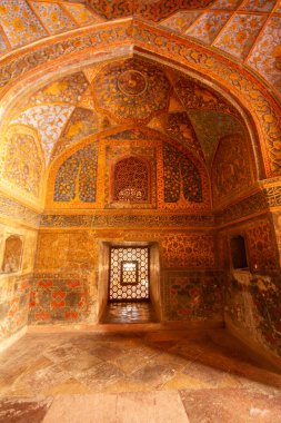 Renkli desenler içeren tarihi binanın iç dekorasyonu