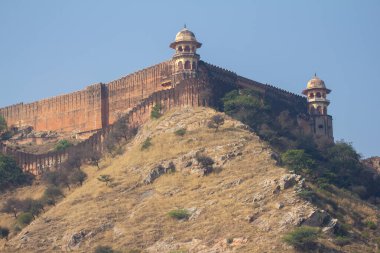 Kuru manzarayla çevrili, tepede duran kale.