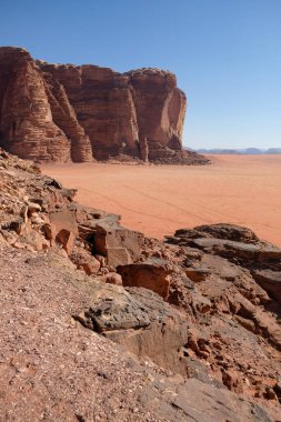 Büyük kayalıklardan ve kumlu çölden oluşan Rocky manzarası
