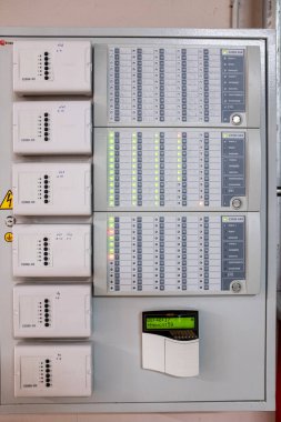 İşlem için çeşitli ışık ve anahtarları gösteren denetim paneli