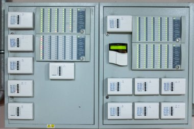 Çeşitli anahtar ve gösterge ışıklarını gösteren kontrol paneli