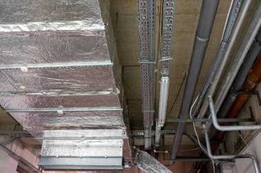 Binanın tavanına metal borular ve borular yerleştirildi