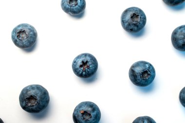 beyaz arka plan üzerine dağılmış taze yaban mersini