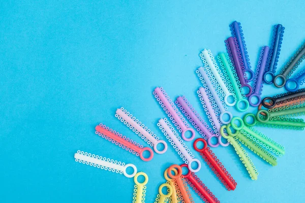 Renkli bir arka planda şeffaf plastik diş hizalayıcıları. Ortodontik silikon çalıştırıcı dikey pankart. Görünmez diş teli reklamı. Tıbbi web konsepti. Artıları, eksileri hizala.