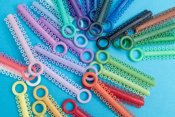 Renkli bir arka planda şeffaf plastik diş hizalayıcıları. Ortodontik silikon çalıştırıcı dikey pankart. Görünmez diş teli reklamı. Tıbbi web konsepti. Artıları, eksileri hizala.