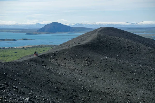 Volkanik krater manzarası bazalt kayalar, doğal jeolojik oluşum