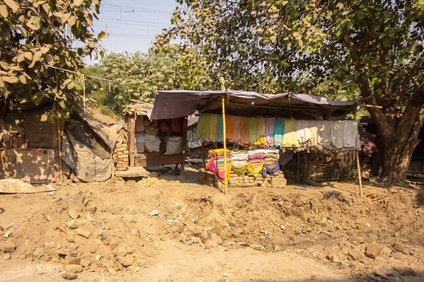 Hindistan 'ın kırsal kesiminde sokak manzarası