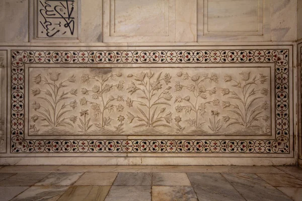 Hindistan, Agra 'daki Itmad-ud-Daula' nın mezarının içinde mermer oymalar, işlemeli desenler ve mermer bir ekran var. Mimari detay ve tarihsel yeniden yapılanma için mükemmel bir referans