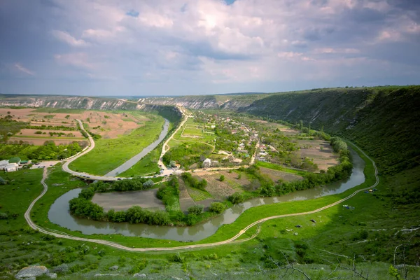 Yeşil tepelerle çevrili dolambaçlı nehrin manzarası